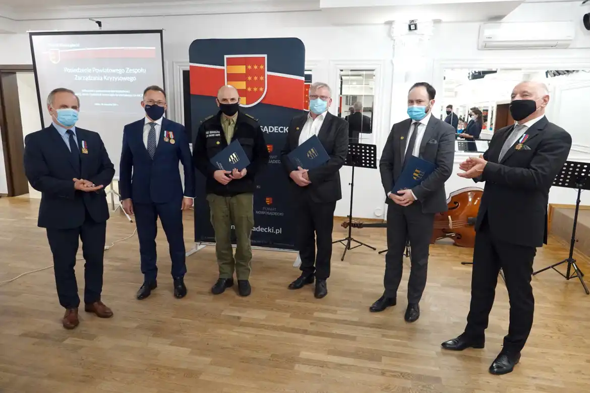 Stoją na straży bezpieczeństwa mieszkańców powiatu nowosądeckiego. Starosta podziękował służbom za ich pracę