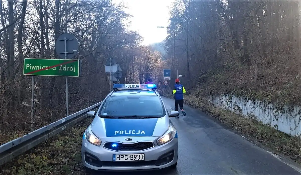 Sądeccy policjanci zabezpieczali trasę VIII biegu Mikołajów