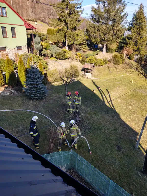 Łęki. Pożar domu. Ogień pojawił się na pierwszym piętrze budynku mieszkalnego