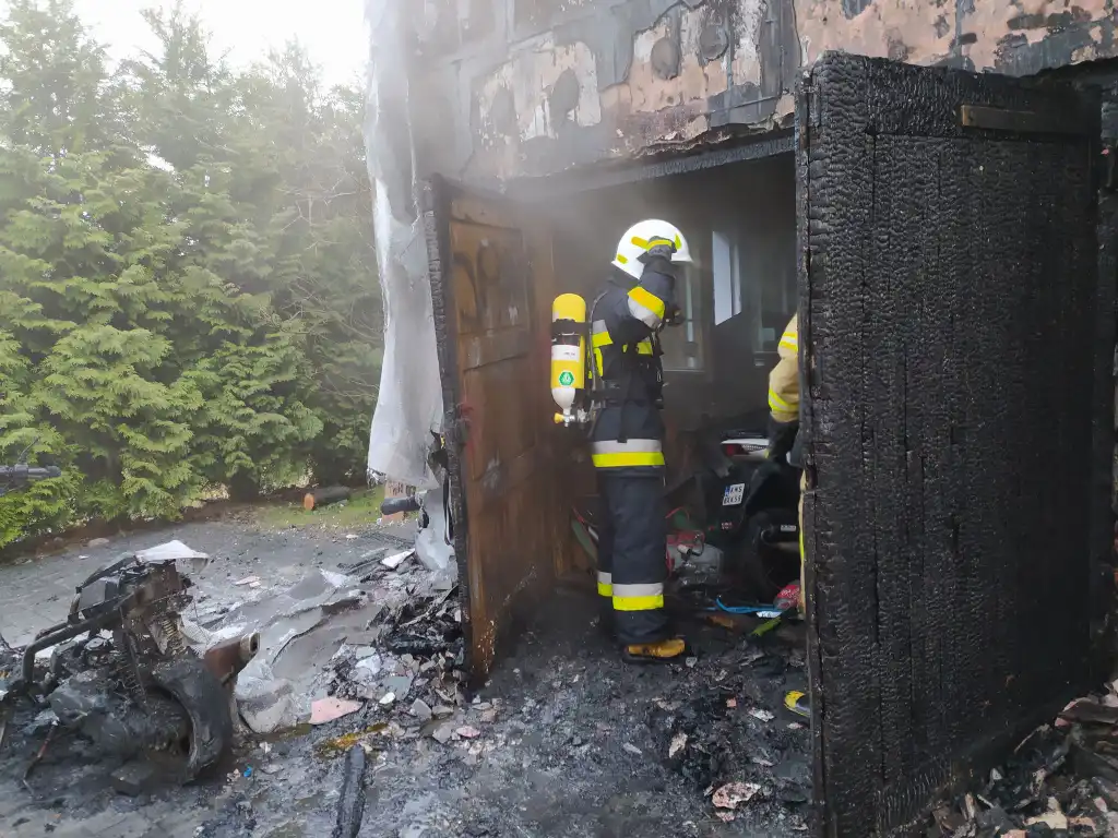 Pożar budynku mieszkalnego w Łącku. Płonęła elewacja