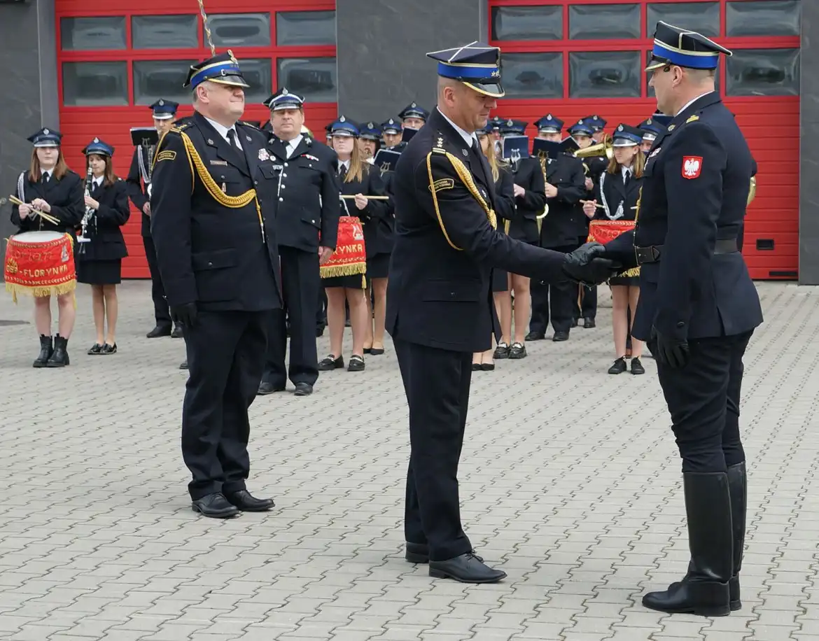 Powiatowy Dzień Strażaka. Starosta wręczył Złote Jabłka Sądeckie strażakom ze Specjalistycznej Grupy Poszukiwawczo-Ratowniczej