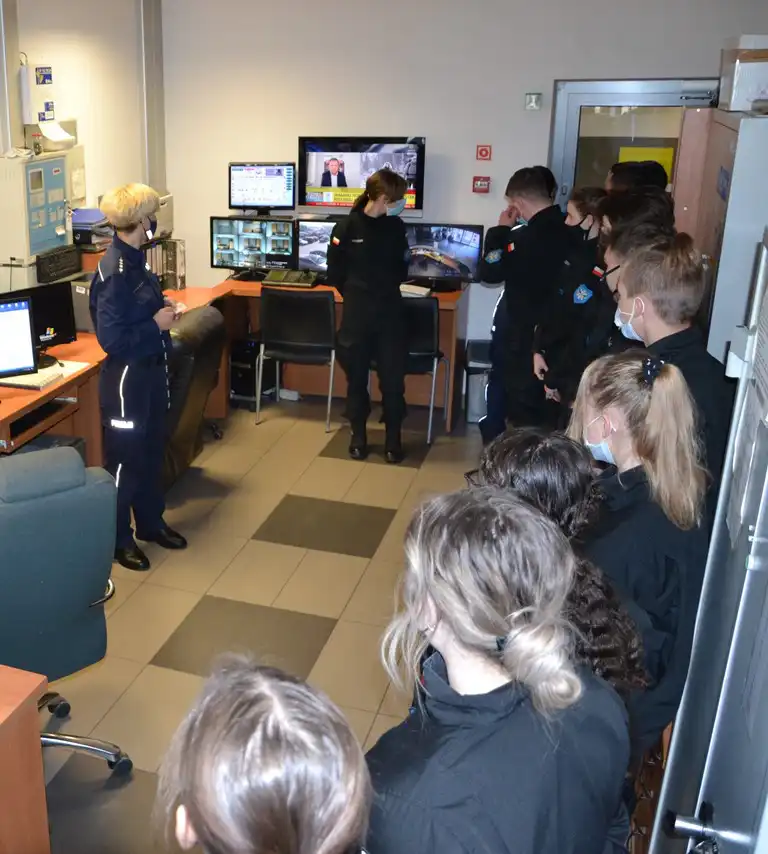 Uczniowie "klasy policyjnej" ZS w Marcinkowicach otrzymali akty nominacyjne na kolejne stopnie uczniowskie