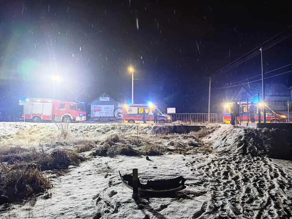 Wypadek w Paszynie. Samochód wypadł z drogi i uderzył w bariery energochłonne. Dwie osoby trafiły do szpitala