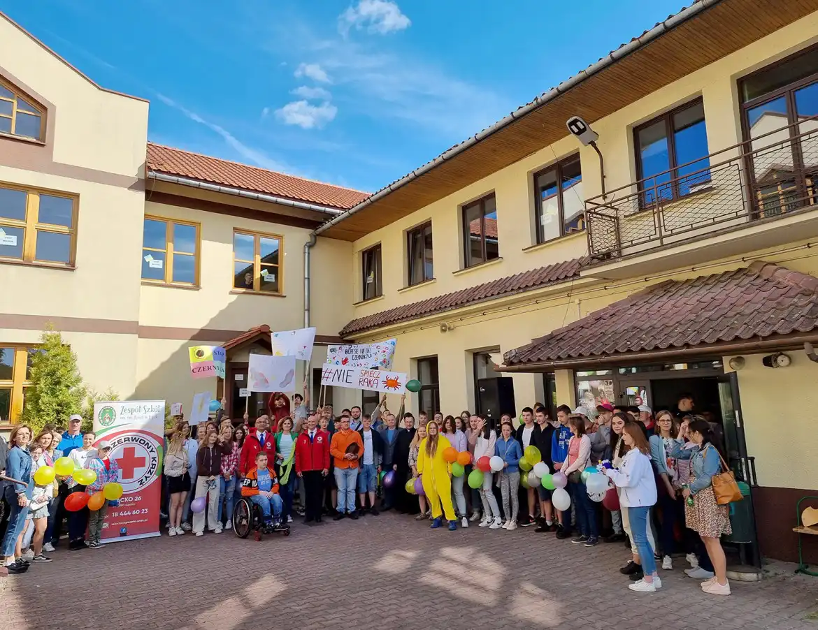 Uczniowie ZS w Łącku wzięli udział w 11. edycji wydarzenia pod hasłem Baw się dobrze! #NIEspieczRaka