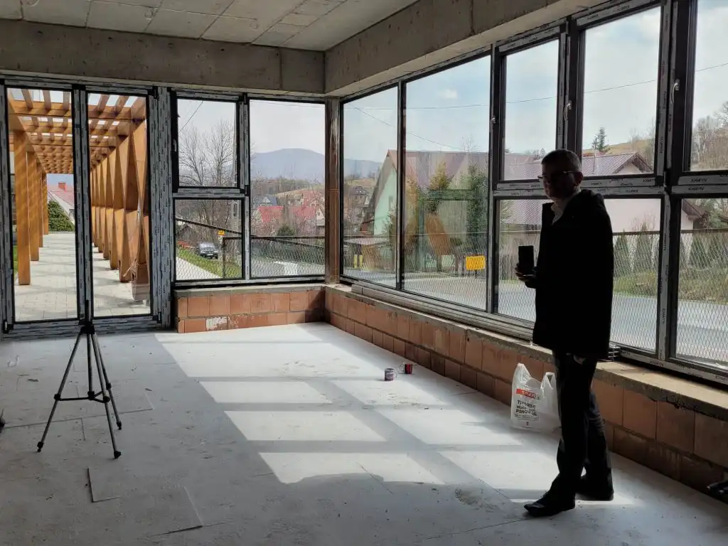 Nowe przedszkola w Gminie Stary Sącz: w Moszczenicy więźba dachowa, w Przysietnicy już pod dachem