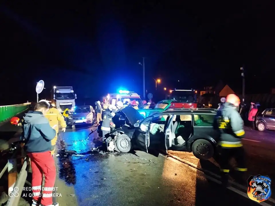 Wypadek w Kadczy. 2 osoby trafiły do szpitala