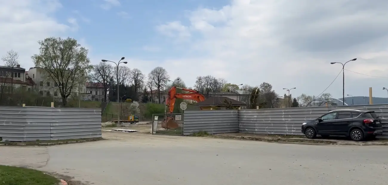 Ciężki sprzęt na placu. Historyczny młyn przechodzi przemianę