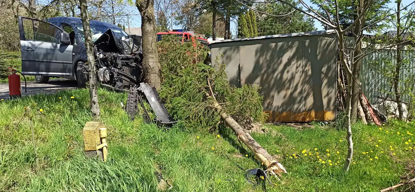 Ropa: Kierowca zasłabł za kierownicą i uderzył w drzewo