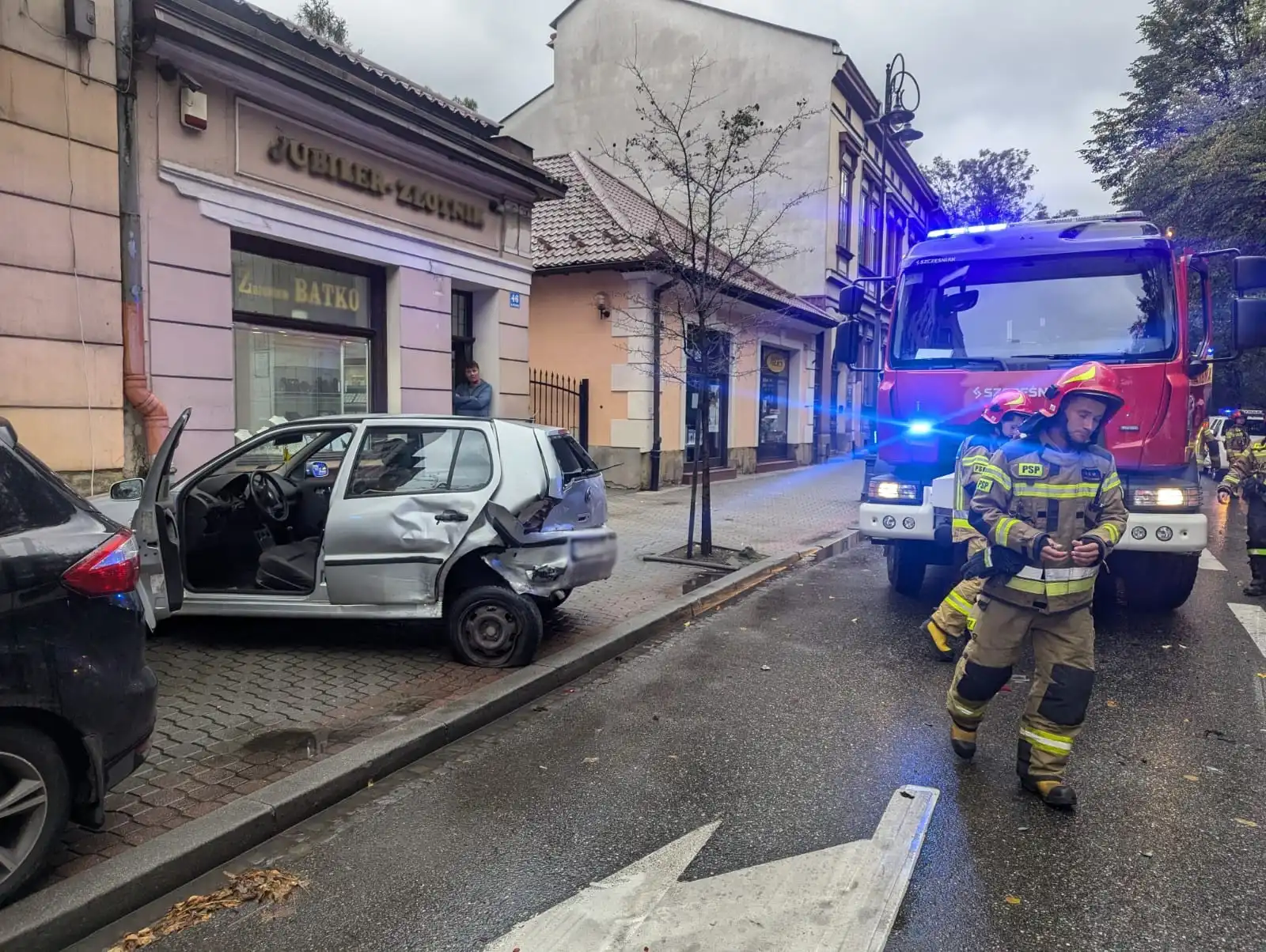 Wypadek na Jagiellońskiej. Cztery auta, dwie osoby ranne, całkowita blokada drogi