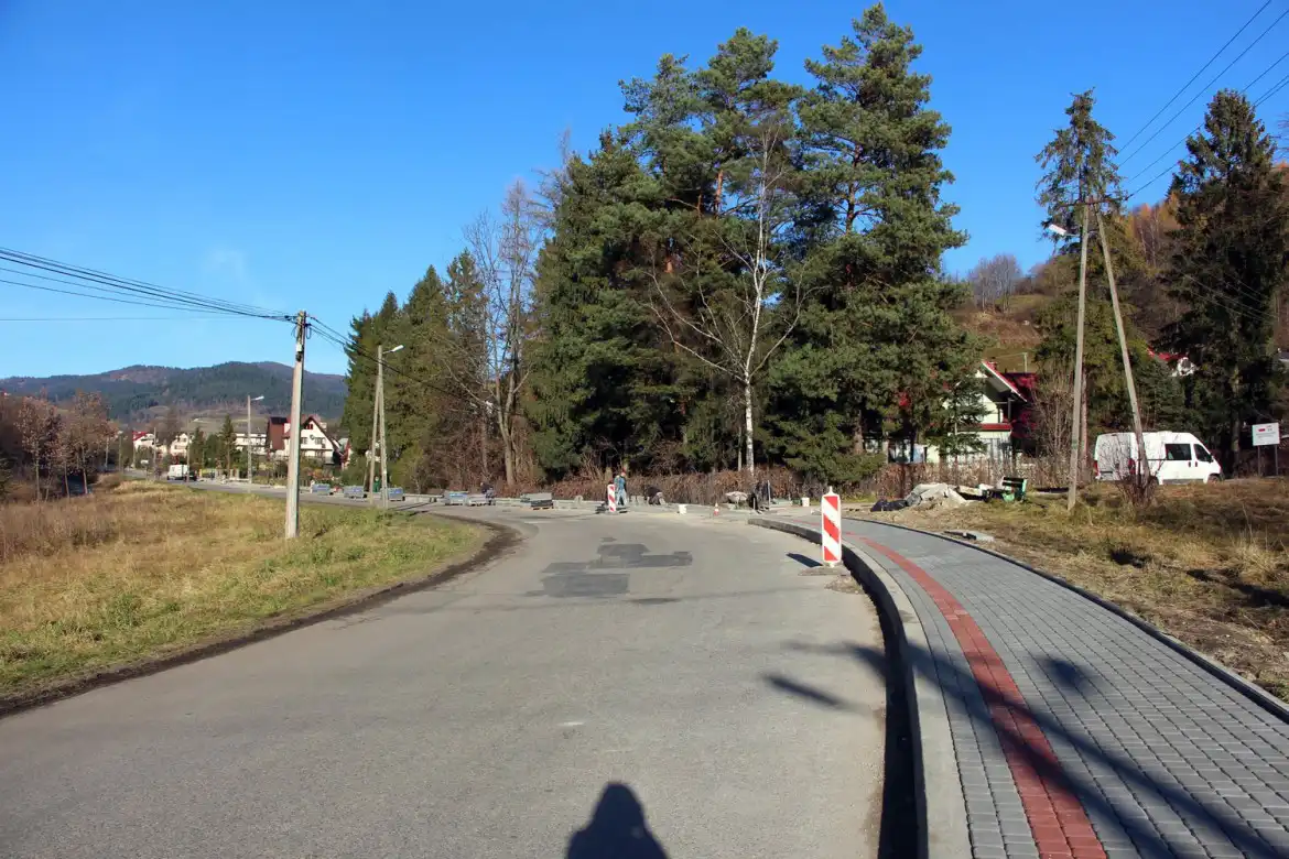 Powiat nowosądecki inwestuje w poprawę infrastruktury drogowej w Piwnicznej-Zdroju