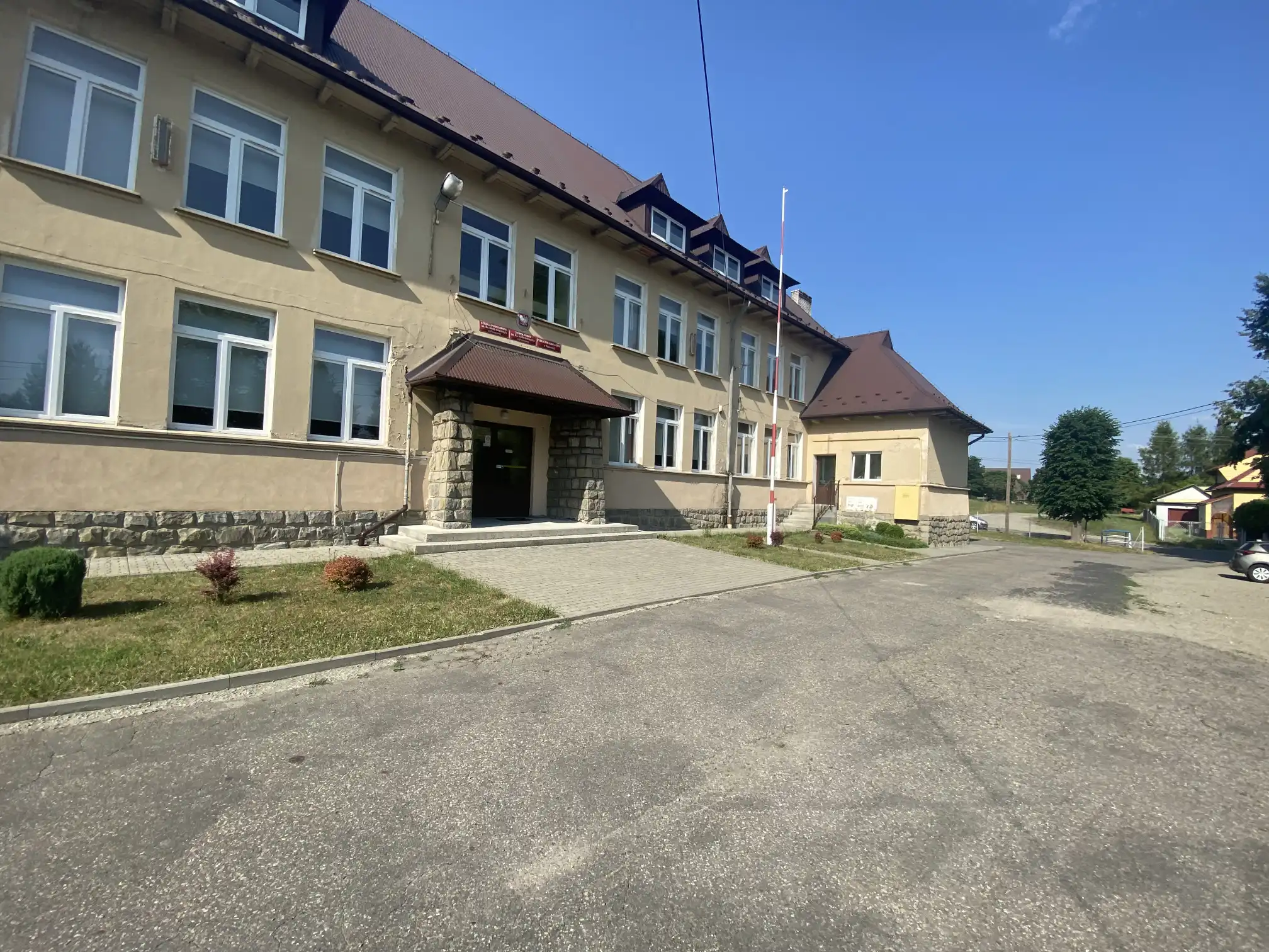 Gmina Limanowa z dotacją na budowę parkingu oraz remont drogi dojazdowej do szkoły w Pisarzowej