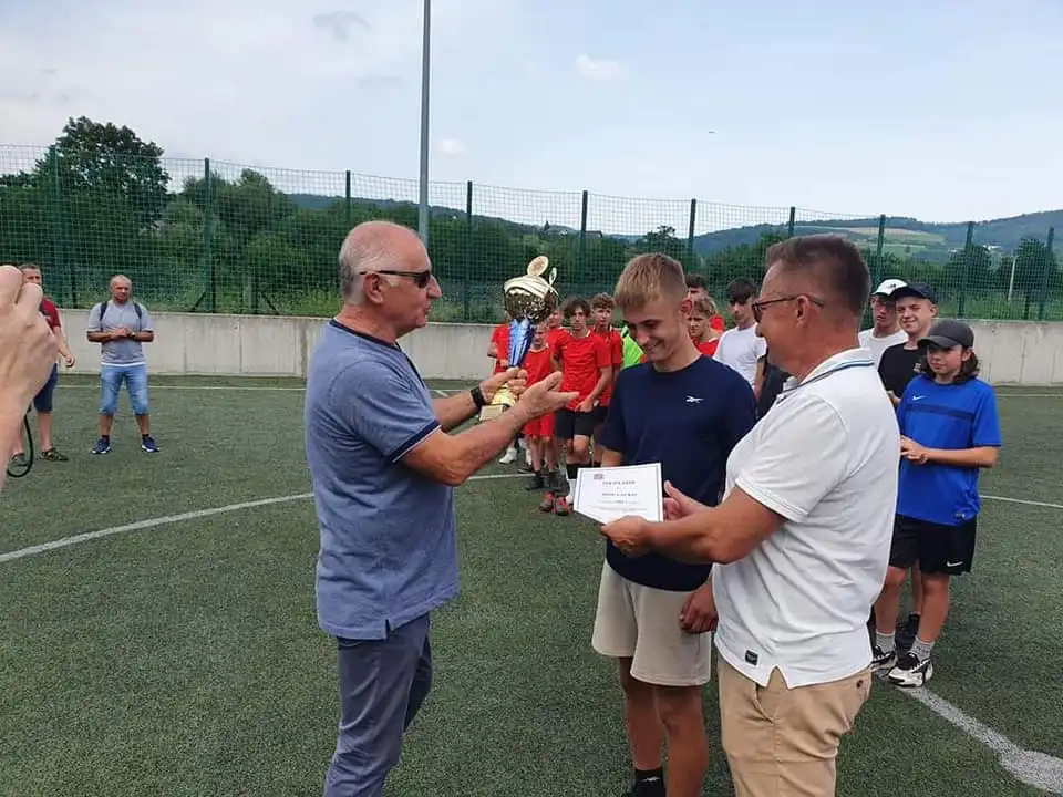 Medale i puchary dla zwycięzców IX Powiatowego Turnieju Piłki Nożnej Młodzieżowych Drużyn Pożarniczych „Orlik 2022”