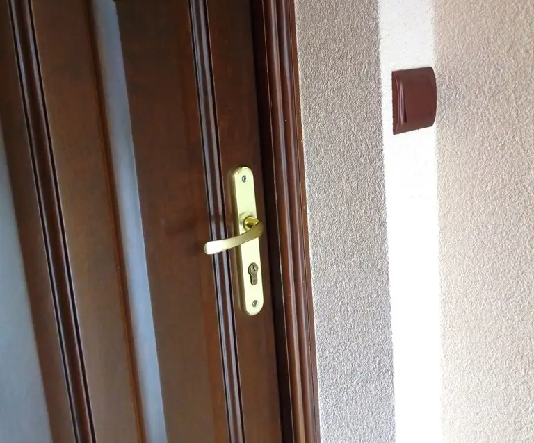 Jedna straciła telefon i dokumenty, druga 2 tys. zł. Złodzieje weszli przez otwarte drzwi