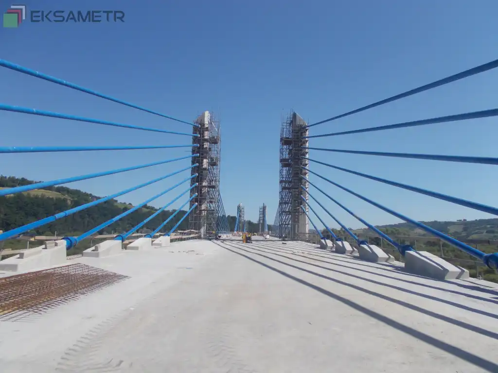 Postępują prace przy budowie mostu na rzece Dunajec w Kurowie. Jak teraz wygląda przeprawa?