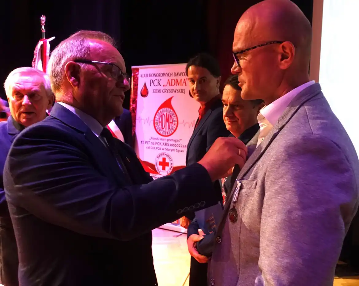 Sztandar HDK 'ADMA' w Grybowie poświęcony. Wyróżnienia dla krwiodawców