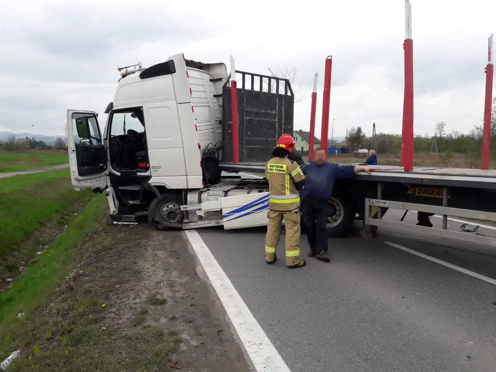 Wypadek na ul. Jana Pawła II w Starym Sączu. Trzy osoby trafiły do szpitala