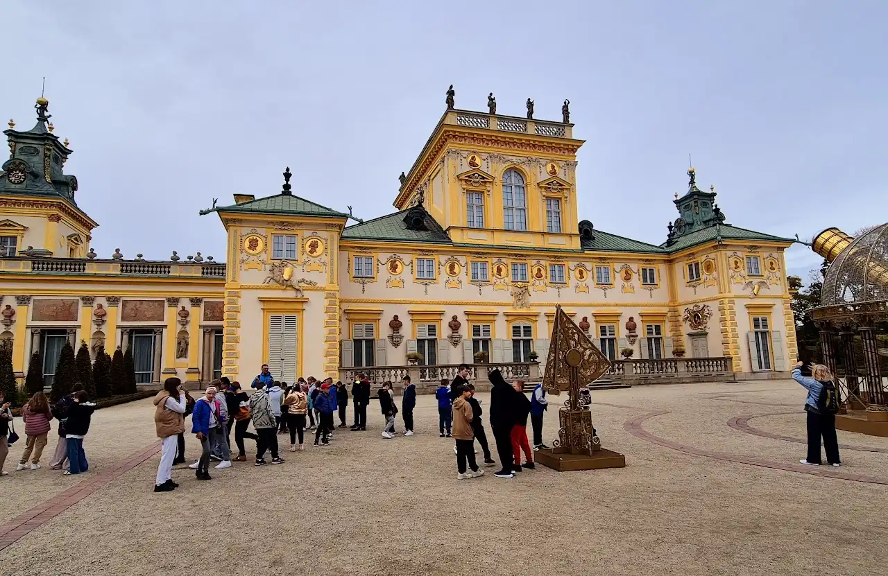 Warszawska przygoda z historią i nauką. Wycieczka uczniów z Kasiny Wielkiej