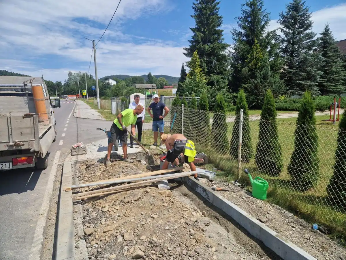 Budowa chodników na terenie gminy Kamionka Wielka ruszyła. Widać już pierwsze efekty