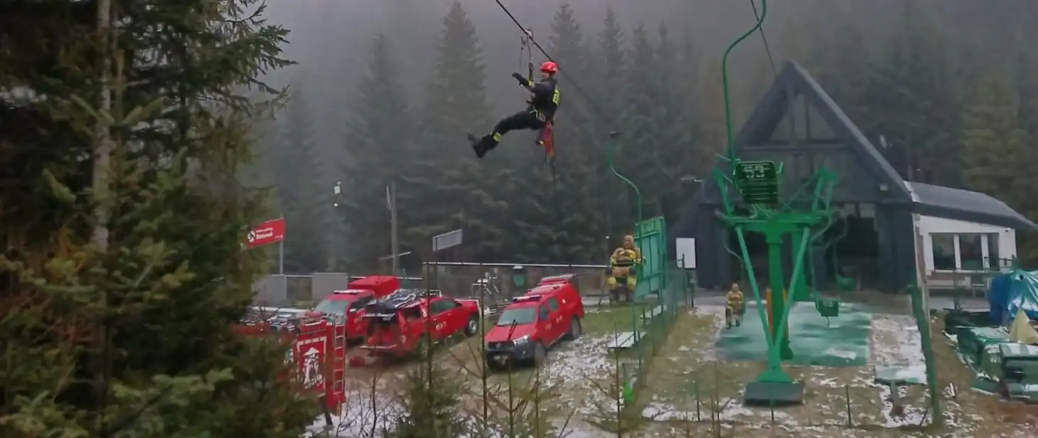 Ewakuacja z kolejki linowej. Ćwiczenia Straży Pożarnej z Limanowej