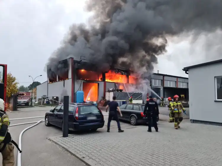 Pożar w hali produkcyjnej na ulicy Magazynowej w Nowym Sączu. Z ogniem walczyło 13 zastępów straży