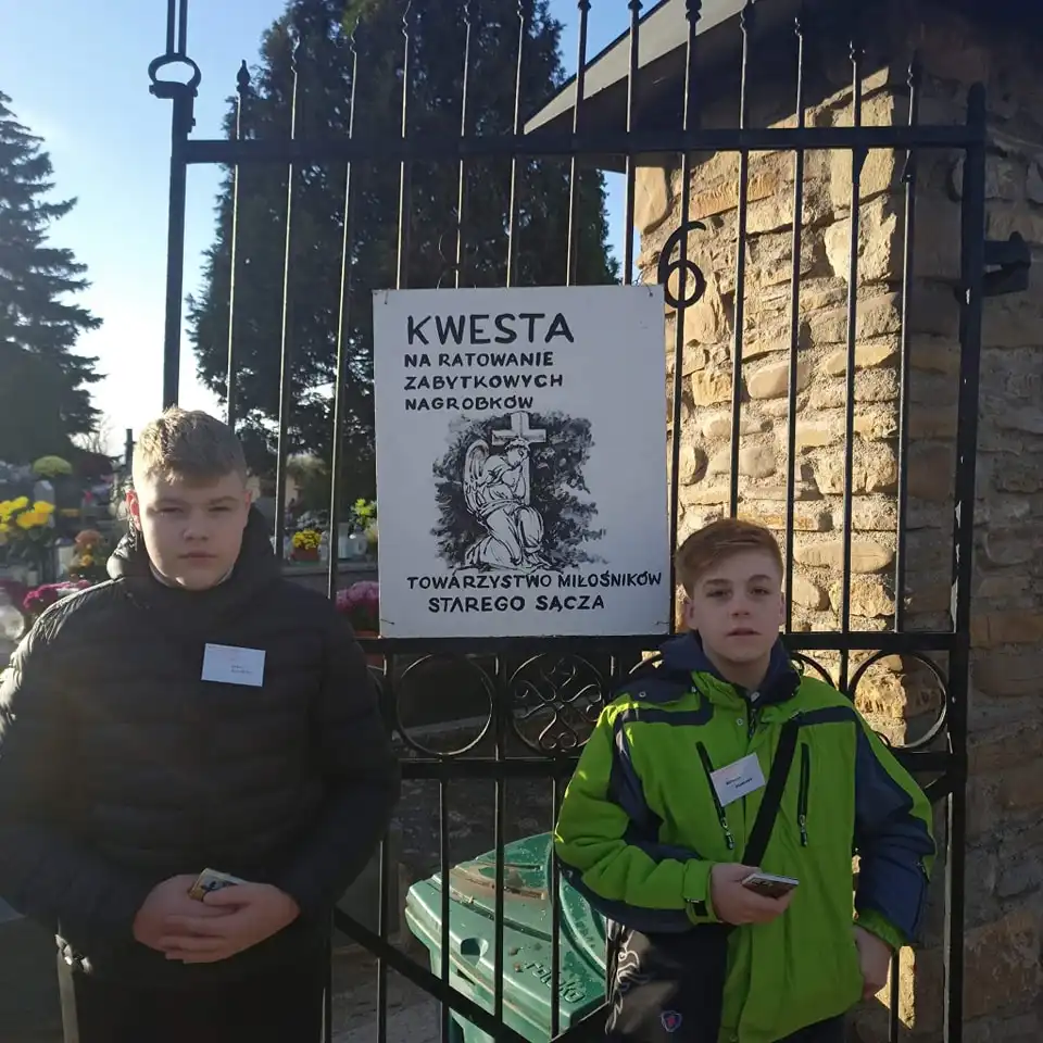 Na ratowanie zabytkowych nagrobków w Starym Sączu zebrano ponad 15 tysięcy złotych
