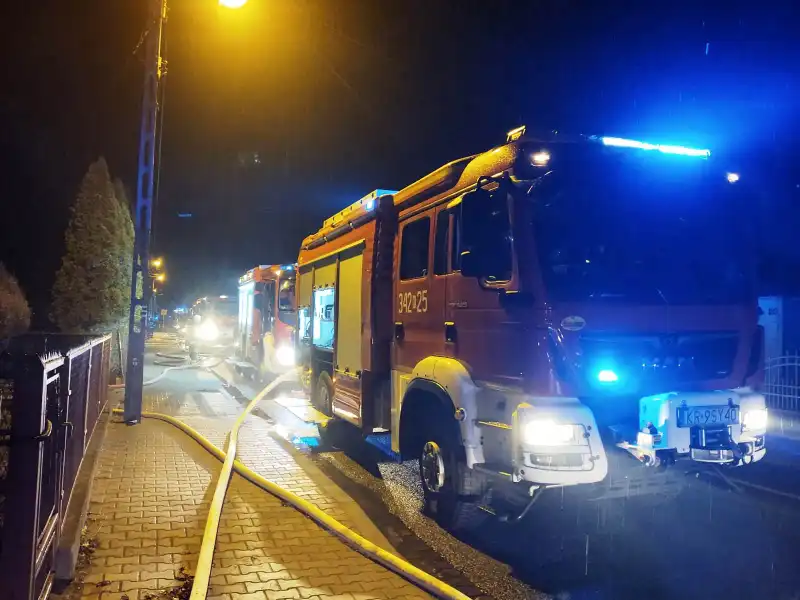 Barcice: spłonęły trzy budynki gospodarcze. Z ogniem walczyło 14 zastępów straży