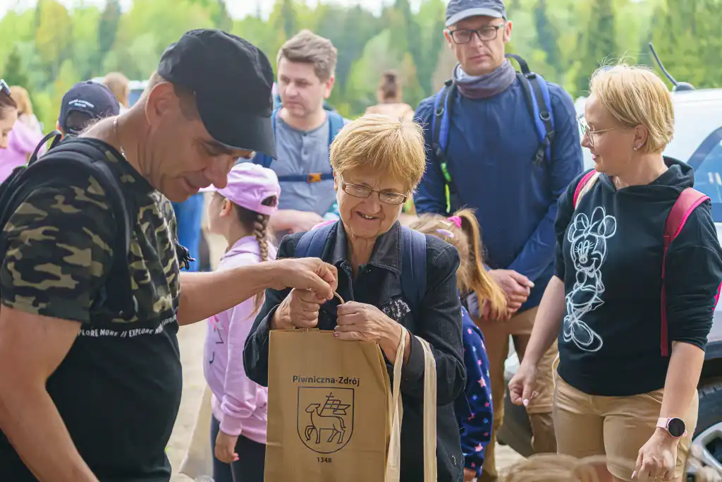 Wielki finał akcji "Dbam o sądeckie". Uczestnicy posprzątali szlak prowadzący z Obidzy na Radziejową