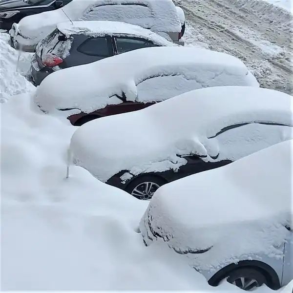 Zaśnieżony samochód, oszronione szyby – czym grozi taka jazda?