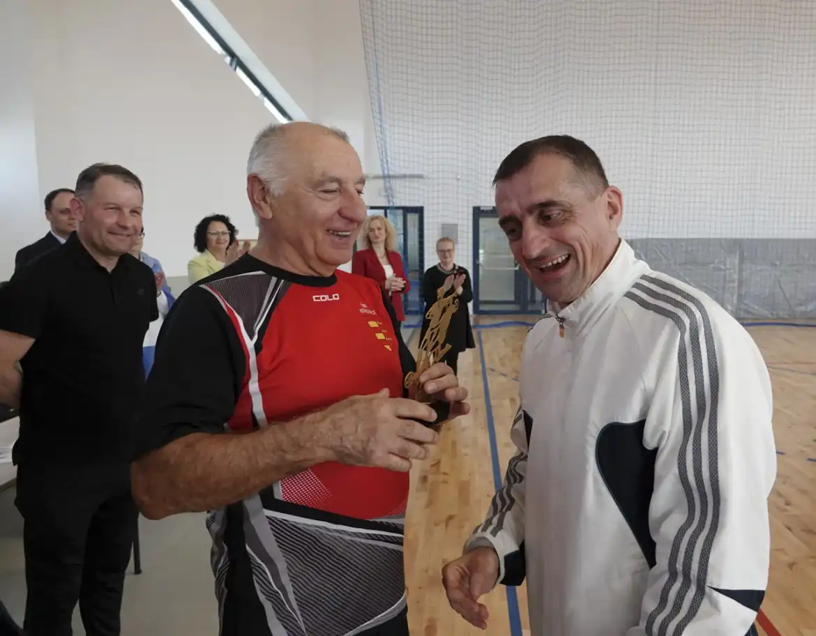 Halowy turniej piki nożnej służb mundurowych i samorządowych. Drużyna z Kamionki Wielkiej z pucharem