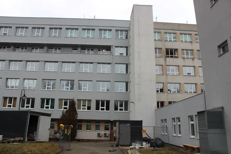 Postępują prace związane z termomodernizacją budynku limanowskiego Szpitala