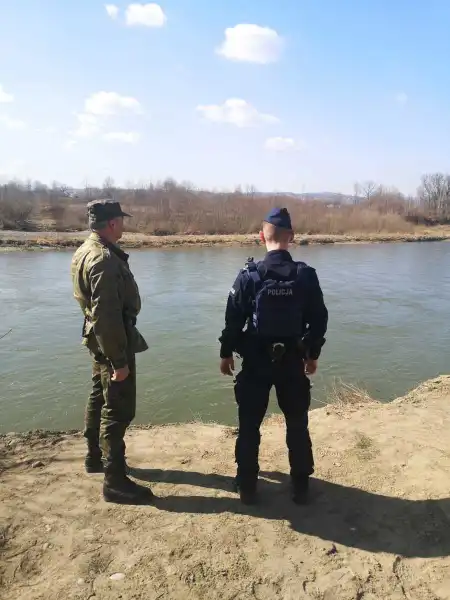 Wspólne patrole sądeckiej Policji oraz Państwowej Straży Rybackiej w Krakowie, nad Dunajcem