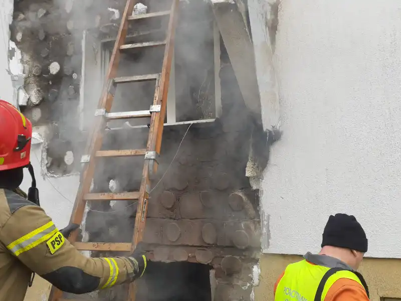 Tragiczny pożar budynku mieszkalnego. Nie żyje jedna osoba