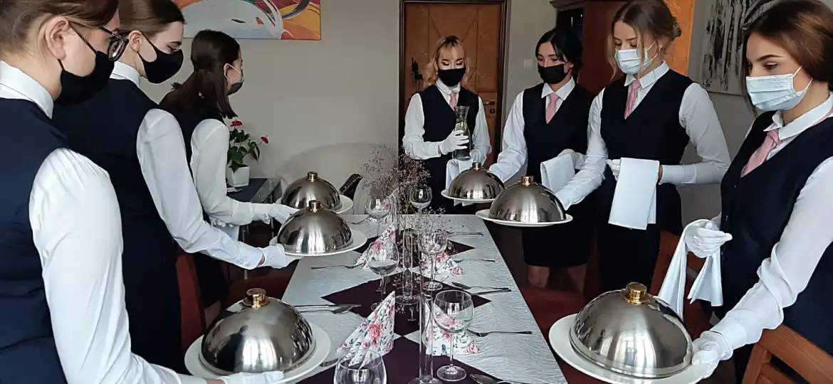 Uczennice ZSP w Krynicy-Zdroju uczą się kelnerskiej obsługi synchronicznej