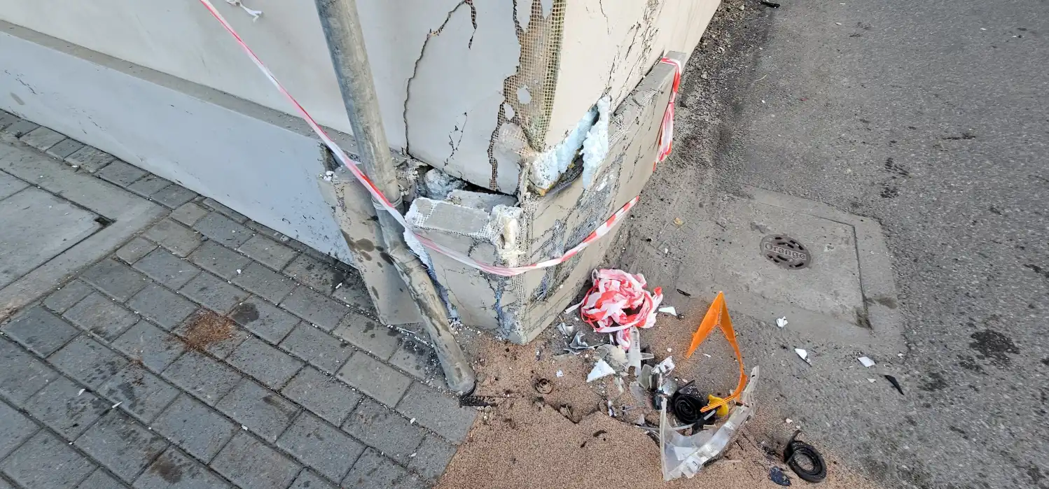 Wypadek na ul. Węgierskiej w Bobowej. Samochód uderzył w budynek