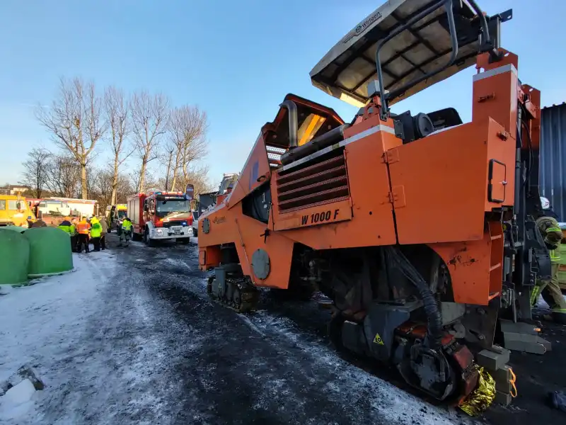 Grybów: Mężczyzna został wciągnięty do maszyny drogowej
