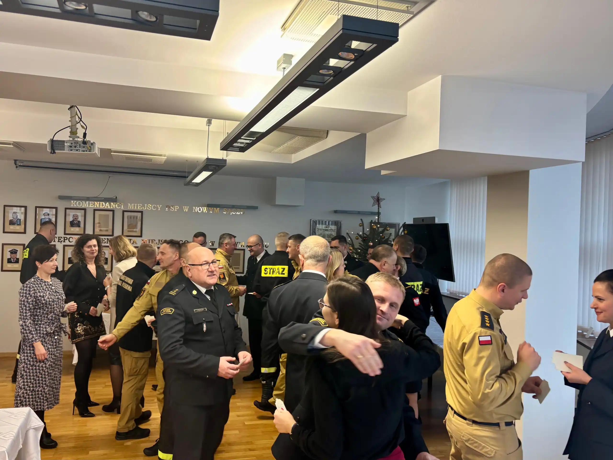 Strażacy w Nowym Sączu. Wigilijna uroczystość i odsłonięcie tablicy pamiątkowej