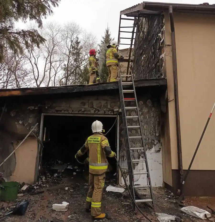 Pożar garażu w Gaboniu.  Zagrożony rozprzestrzenieniem się ognia był dom