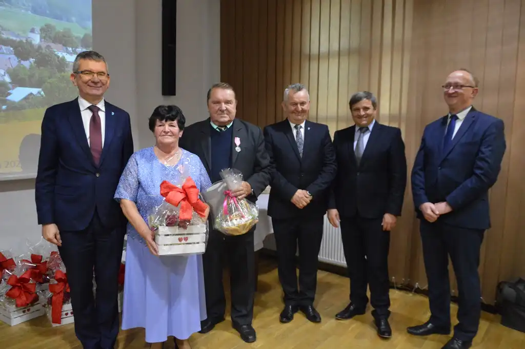 Małżeństwa z długoletnim stażem otrzymały medale od Prezydenta RP. Wśród nich pary z Gminy Stary Sącz