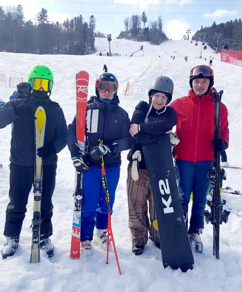 Młodzież z ZS w Łącku uczestniczyła w lekcjach wf na lodowisku i stoku narciarskim