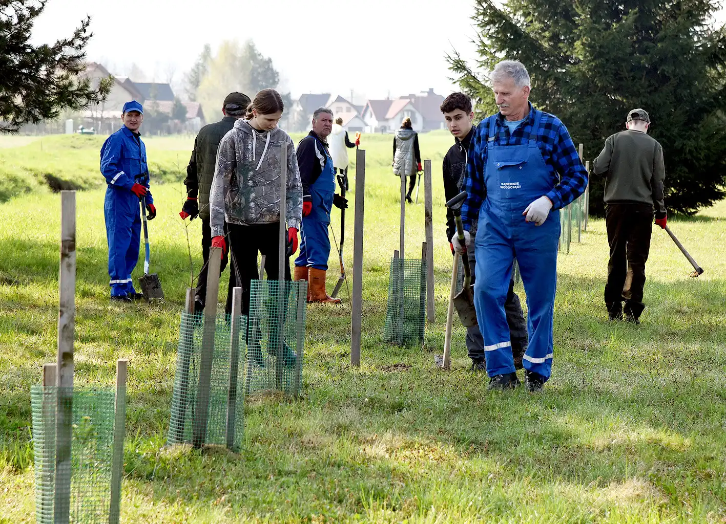 Park się rozrasta. 230 nowych drzewek przy obiektach Sądeckich Wodociągów