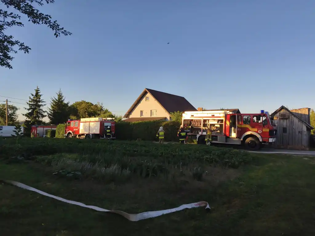 Pożar garażu w Bobowej. Druhowie walczyli z ogniem tuż przy zabudowaniach