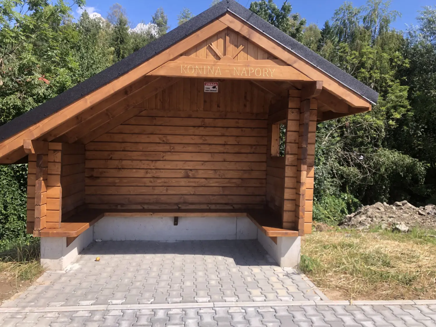 Nowa wiata na os. Napory. Gmina postawiła na góralski styl