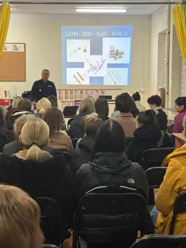 Profilaktyka w szkole w Podobinie. Policja edukuje rodziców