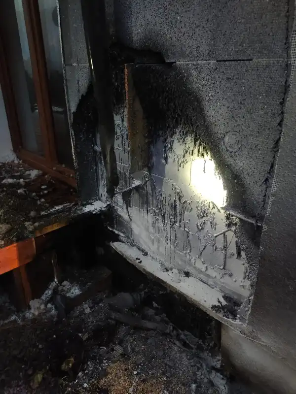 Tylicz. Pożar elewacji domu na ul. Pułaskiego. Na miejscu interweniowały trzy zastępy straży pożarnej