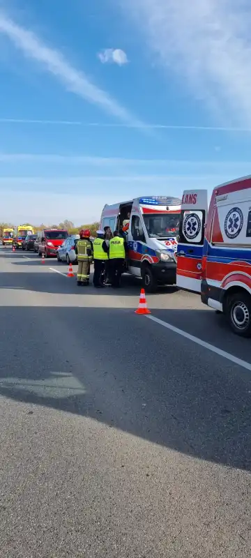 Wypadek w Podegrodziu. Osobówka zderzyła się z autobusem. Sześcioro dzieci zostało poszkodowanych