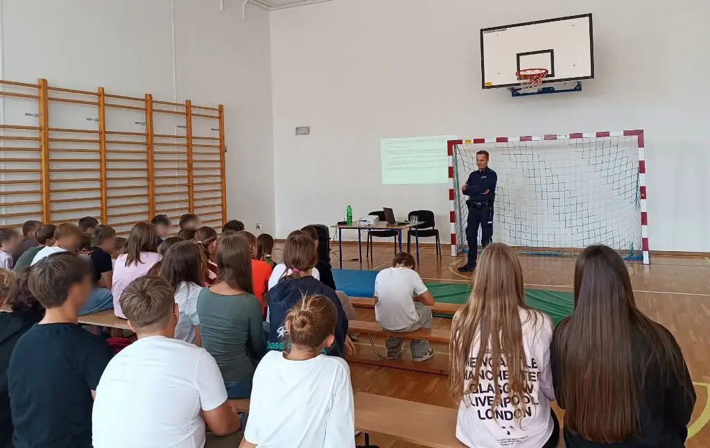 Jedno spotkanie, kilka ważnych tematów. Policjant przypomniał młodzieży, gdzie kończy się zabawa, a zaczyna odpowiedzialność