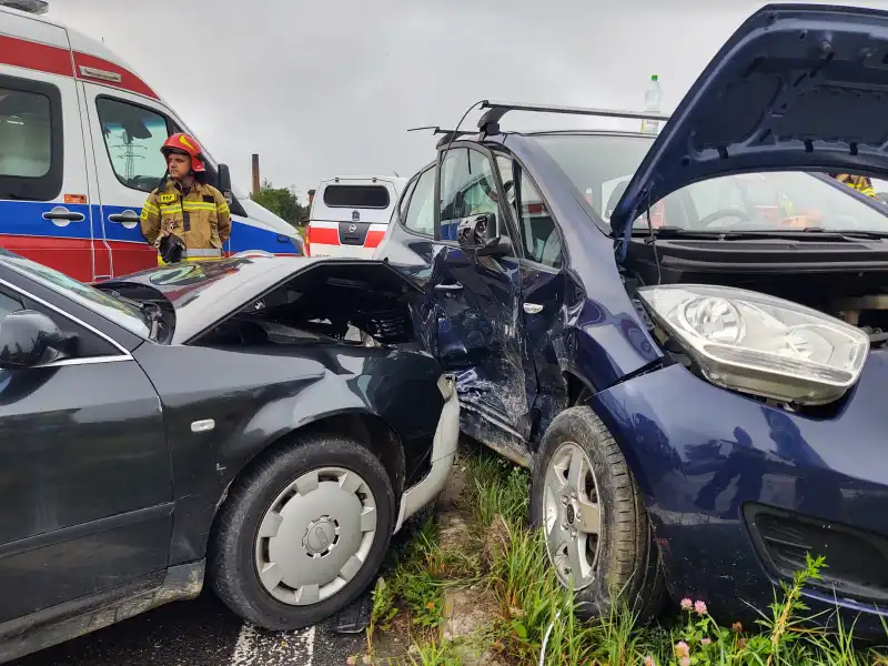 Kolizja w Chełmcu. Zderzyły się dwa pojazdy osobowe