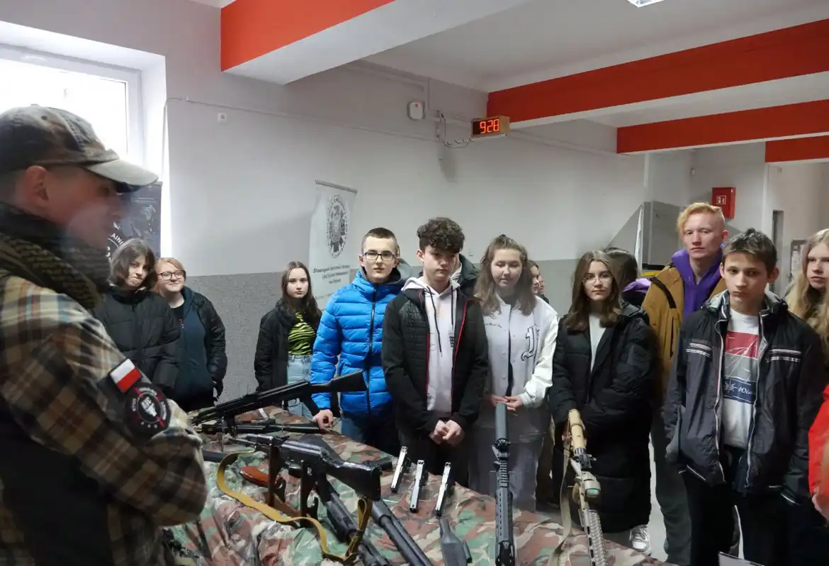 ZS w Marcinkowicach: będzie internat, strzelnica i świetne warunki do nauki. Mundury czekają na ósmoklasistów