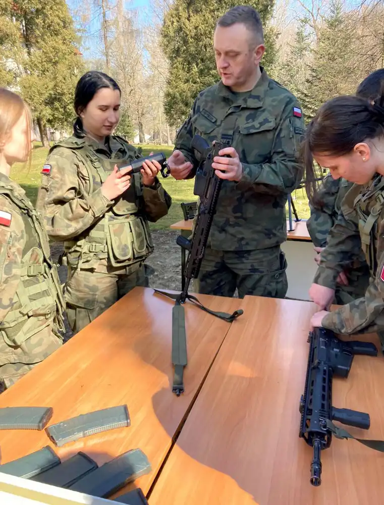 Uczniowie ZS w Marcinkowicach uczestniczyli w zajęciach szkoleniowych z żołnierzami 11 MBOT z Krakowa
