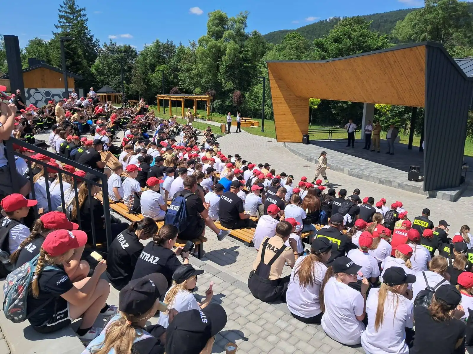XIII Powiatowy Zlot Młodzieżowych Drużyn Pożarniczych w Łabowej. Strażacka pasja i integracja młodzieży